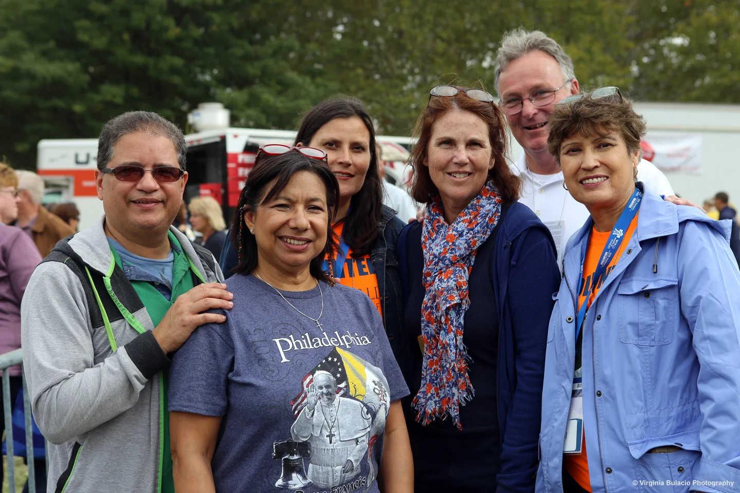 Miles de familias asistieron a la misa de clausura, entre ellos esta familia de Filadelfia y de Puerto Rico.