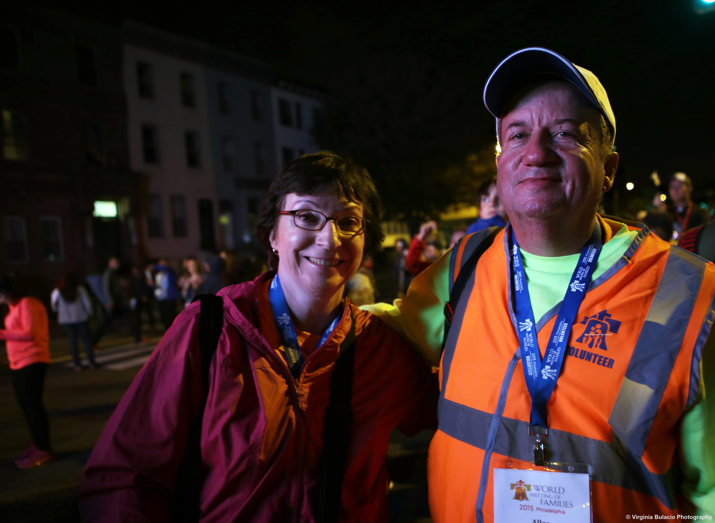  Theresa Casciato (izquierda) y uno de los capitanes de voluntarios Allan Costello, durante el Encuentro Mundial de las Familias en Filadelfia.&nbsp;    