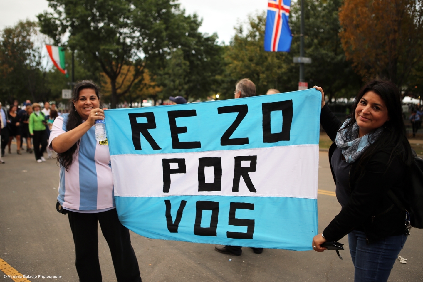  Miles de visitantes viajaron a Filadelfia para ver al papa Francisco, entre ellos, estas dos hermanas quienes escribieron un mensaje especial para el papa Francisco.&nbsp;  