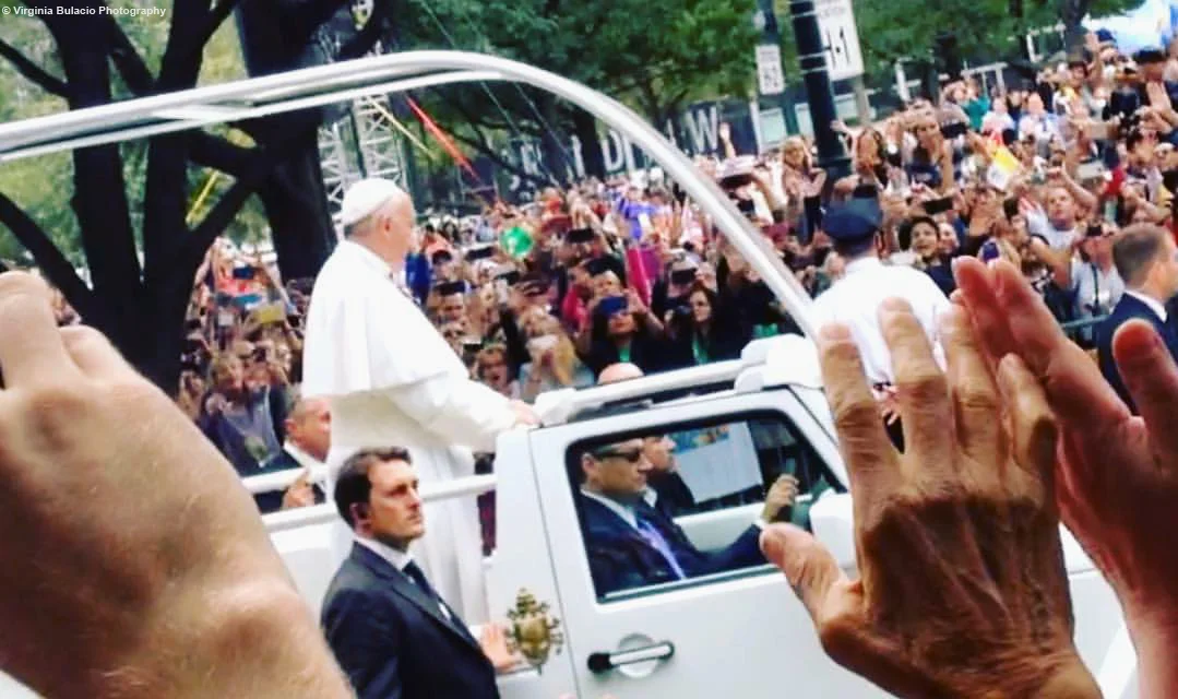 El papa Francisco en su papamóvil en Filadelfia. Foto: Virginia Bulacio, 2015. 