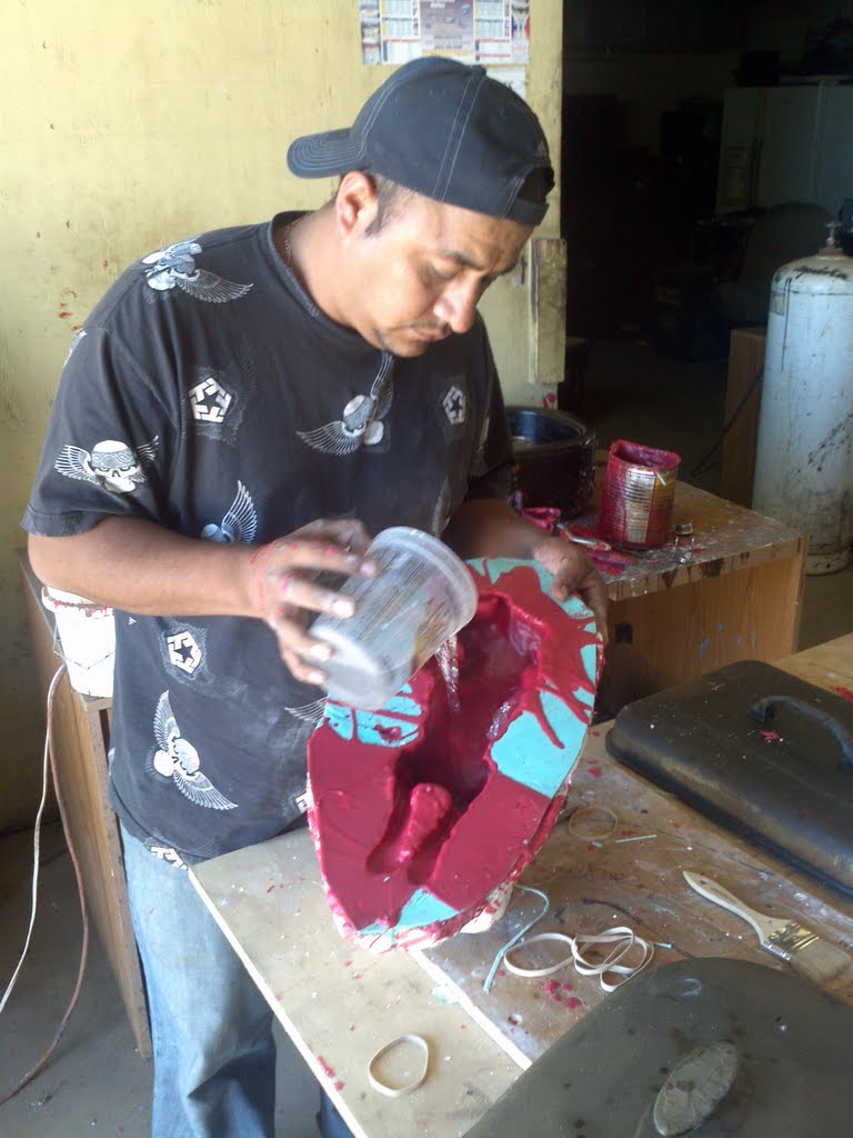 Pouring a layer of wax into the silicone mold