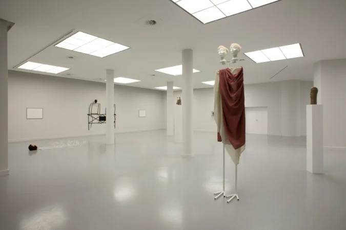 Sfeerbeeld uit de tentoonstelling met de sculptuur Kitty & Katty uit 2013. © M HKA