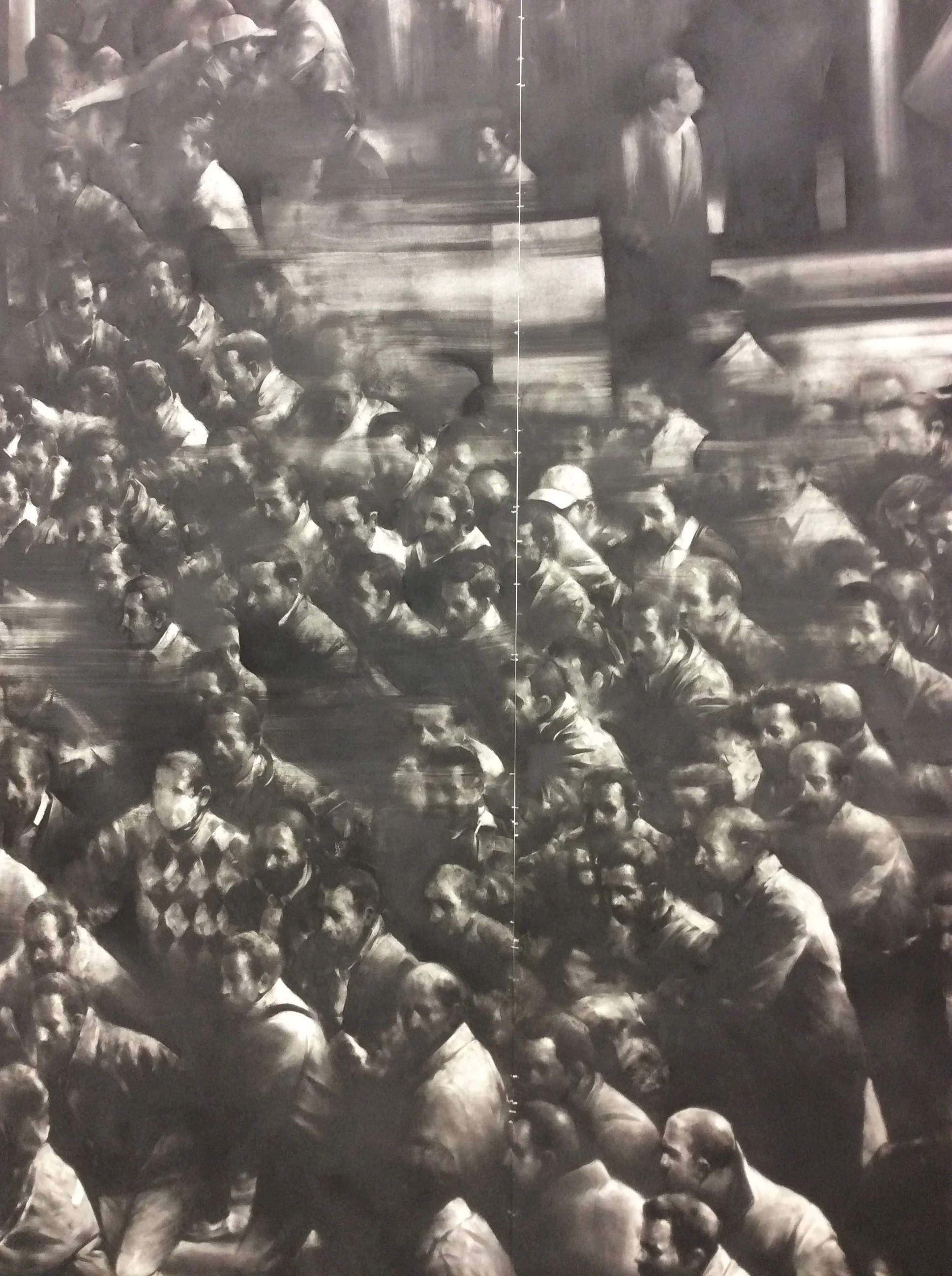 Dit detail uit Dust to Dust toont hoe Suciu een massabeweging weergeeft als een stroom van personages. Wat klaagt hij aan, een politiek regime of een individu in de massa?