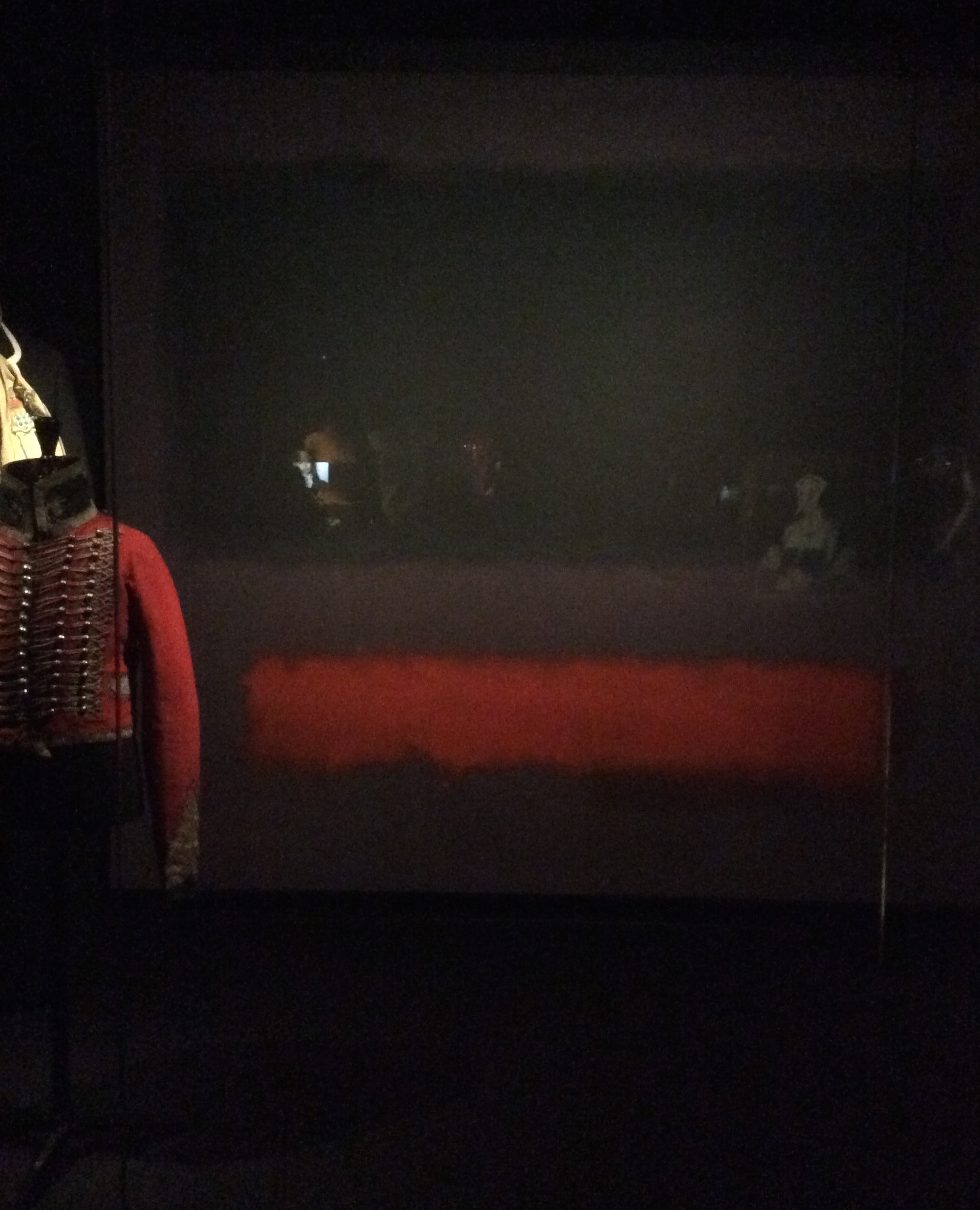 Uniformjas (dolman) van het tweede regiment van de Huzaren van de Italiaanse Republiek (1804-1805) en Mark Rothko's Grey, Orange and Maroon no. 8 (1960). Rood als kleur van bloed, revolutie en bevrijding.