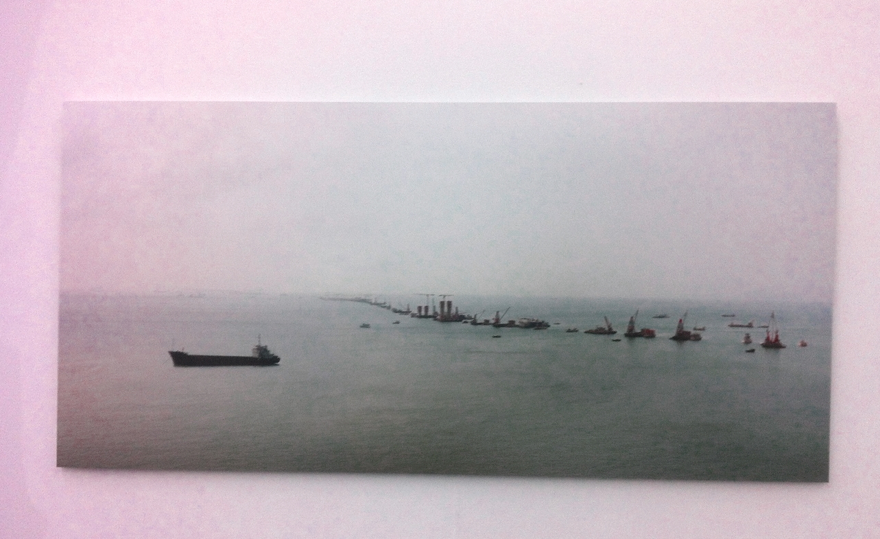 Alexis Destoop, Four Directions of Heaven . Hier de haven van Hong Kong geblokkeerd door schepen van actievoerders.