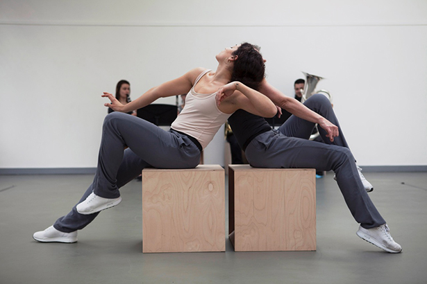 foto van de performance van het kunstwerk Allegory of the Painted Woman van Alexis Blake