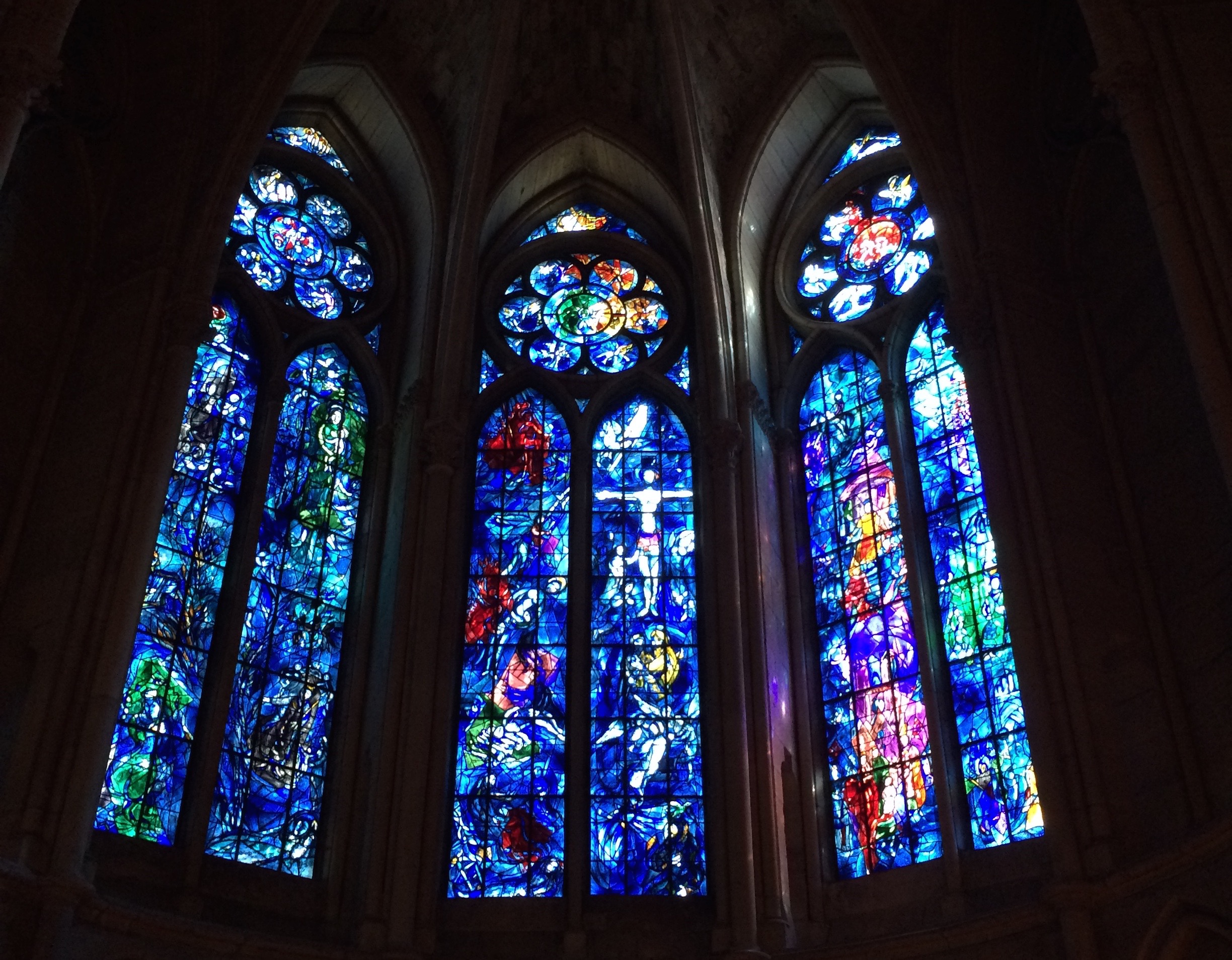 Marc Chagalls glasraam in de kathedraal van Reims: links het Oude Testament met de Boom van Jesse, midden het Nieuwe Testament, rechts de koningen van Frankrijk (met o.a. Clovis, Jeanne d'Arc en Lodewijk IX) (1974)