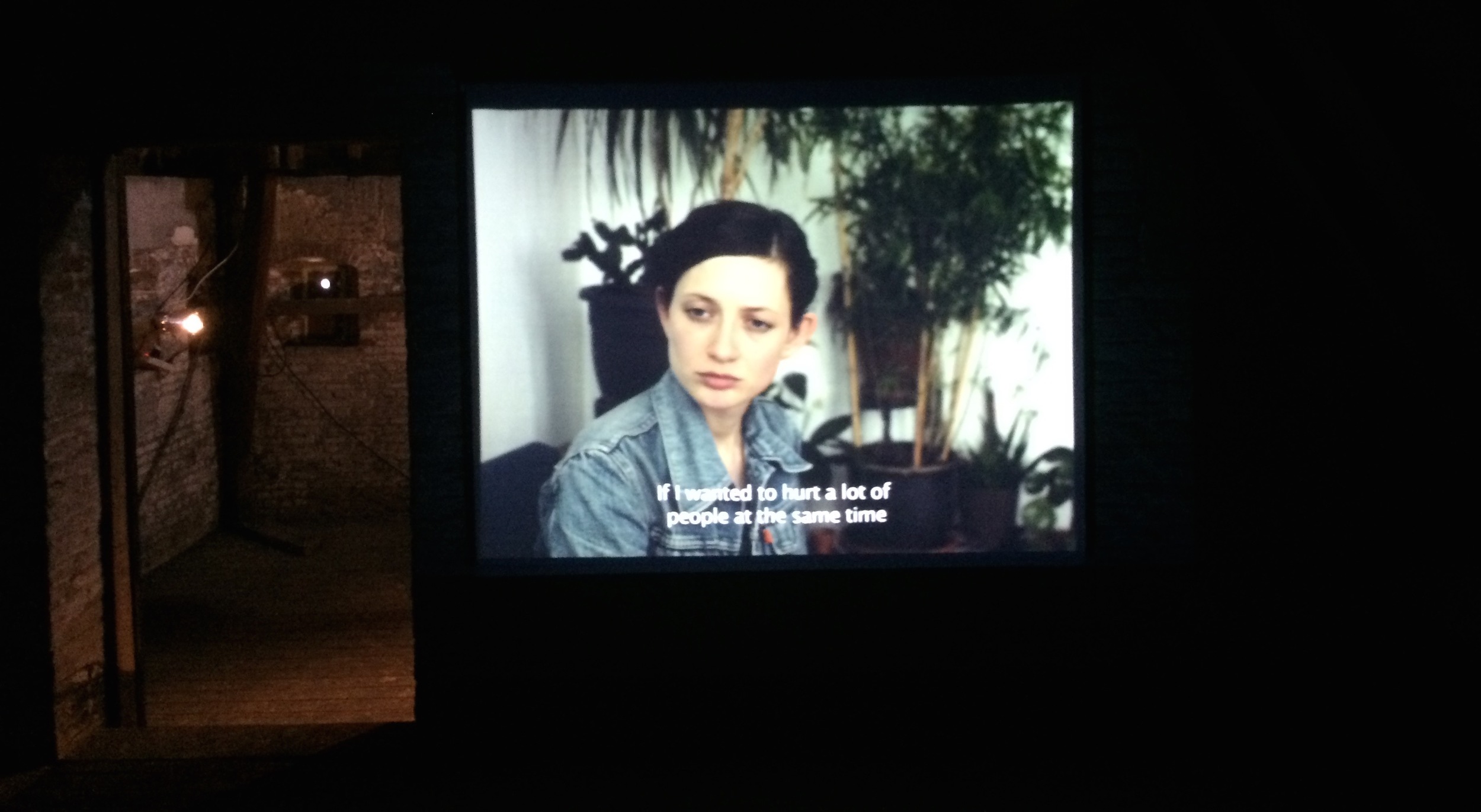 Still uit de video 'Les Colombes' van Ariane Loze