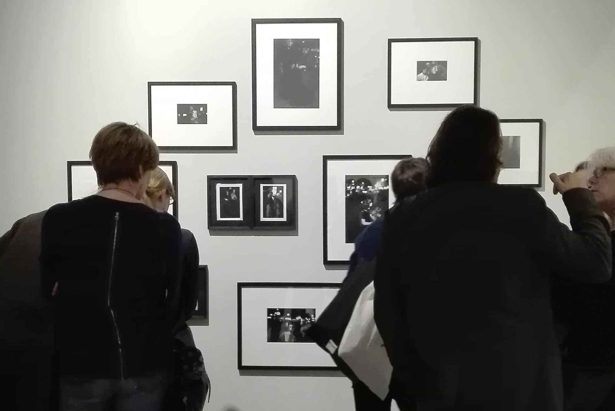 Sfeerbeeld van de opening van Saul Leiters retrospectieve tentoonstelling in het FoMu. 