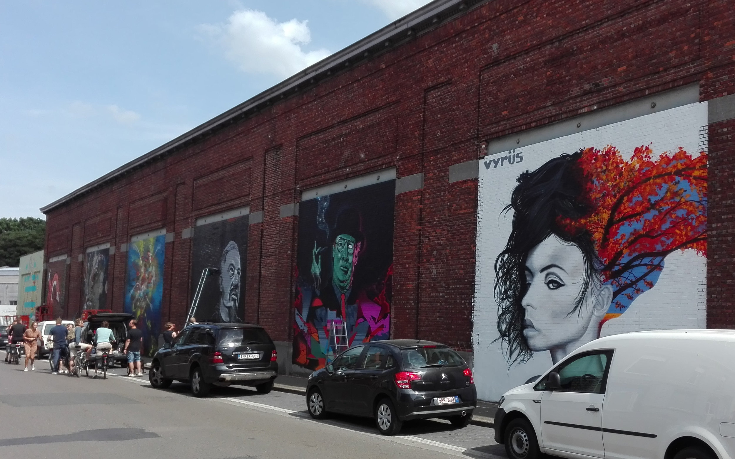 Een hele straat vol kunst, met werken van Vyrüs, Eyes B, K.Shit, RBLX, E.T., Matthew Dawn, Linksone en STS Jasta. 