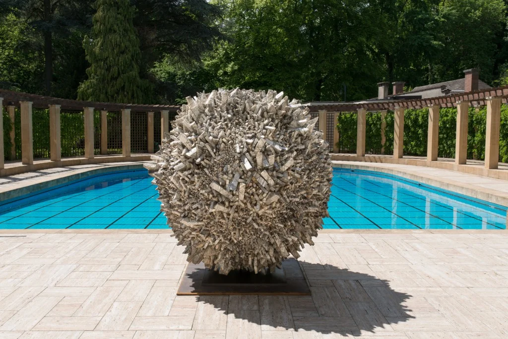 De sculptuur van Chun Kwang Young, aan het zwembad van Villa Empain. 