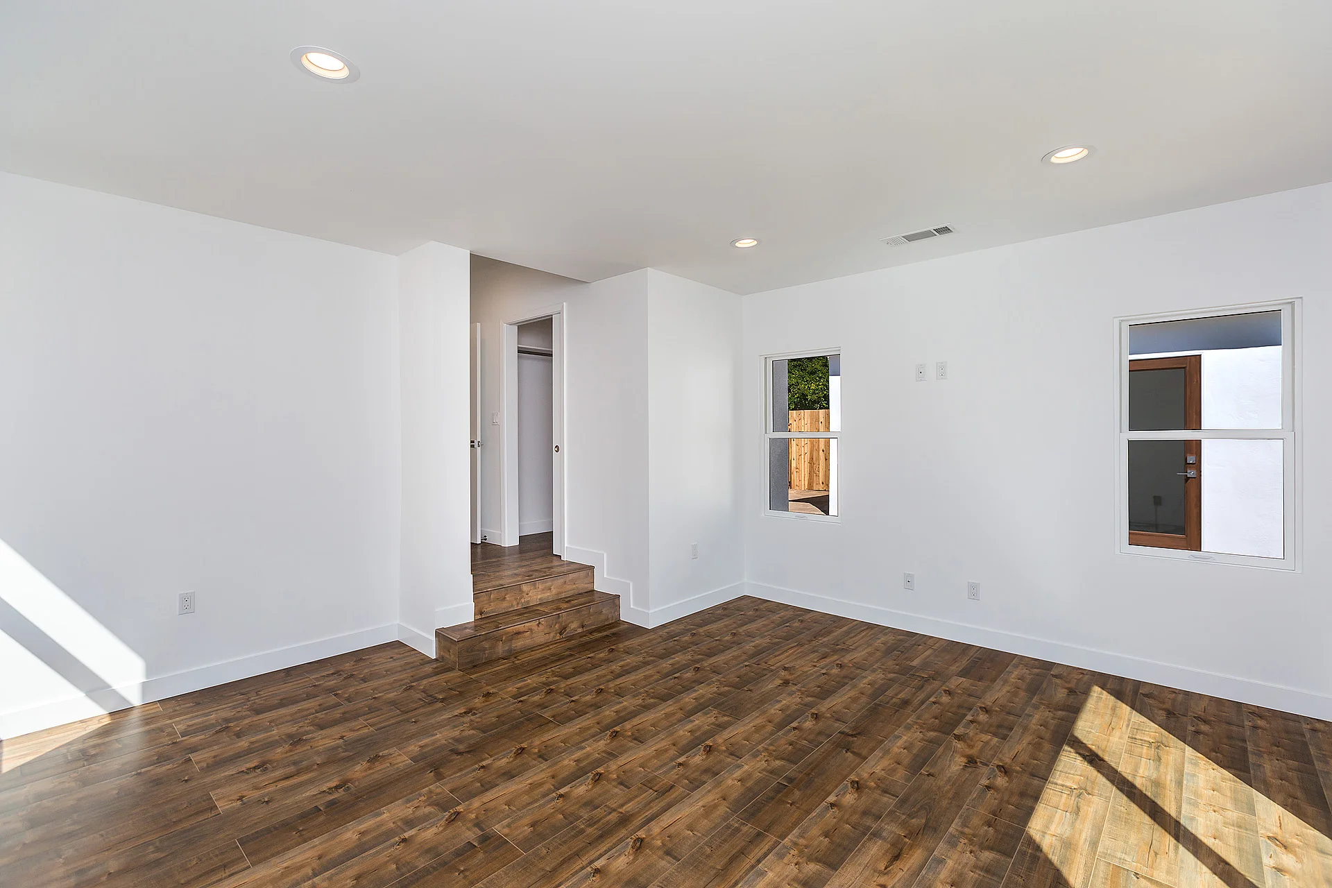 Master Bedroom en suite with walk-in closet.