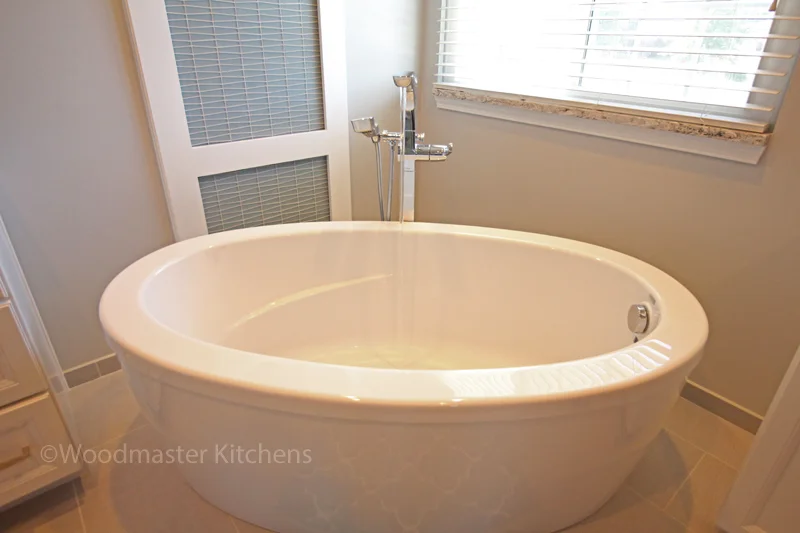 Freestanding bathtub