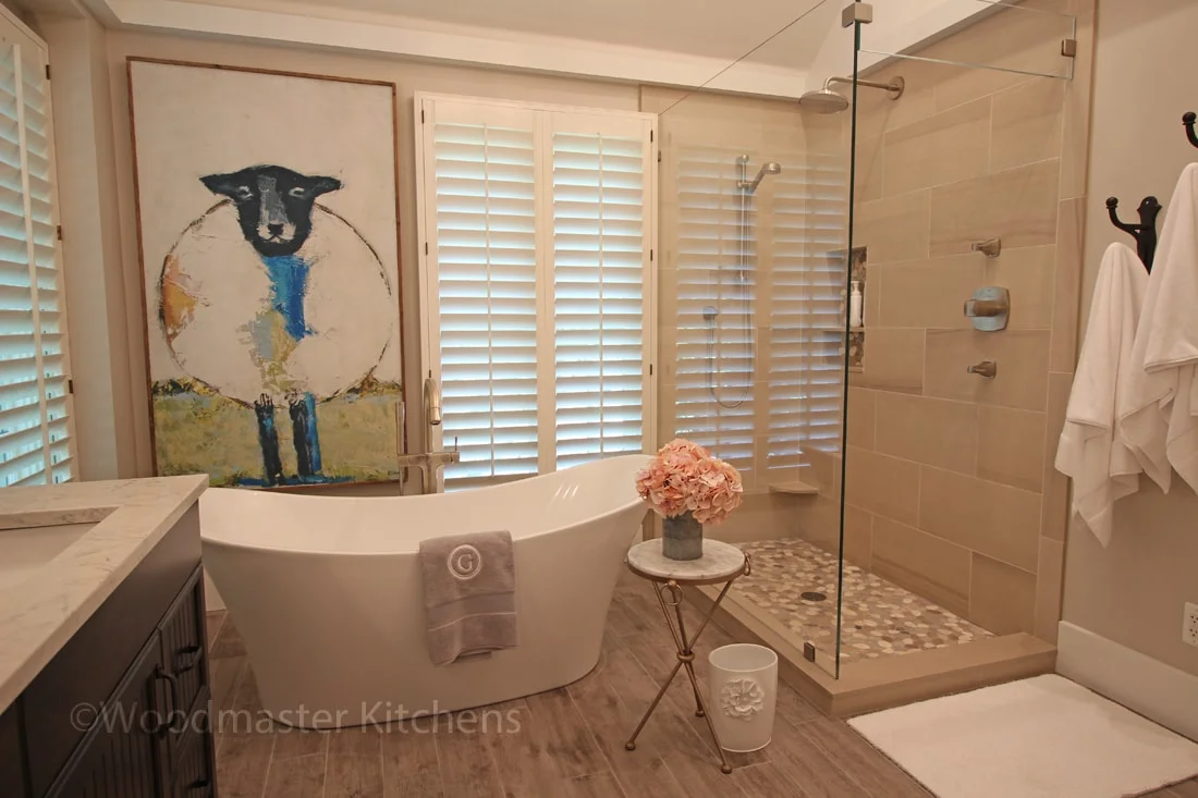 Bathroom design with freestanding tub