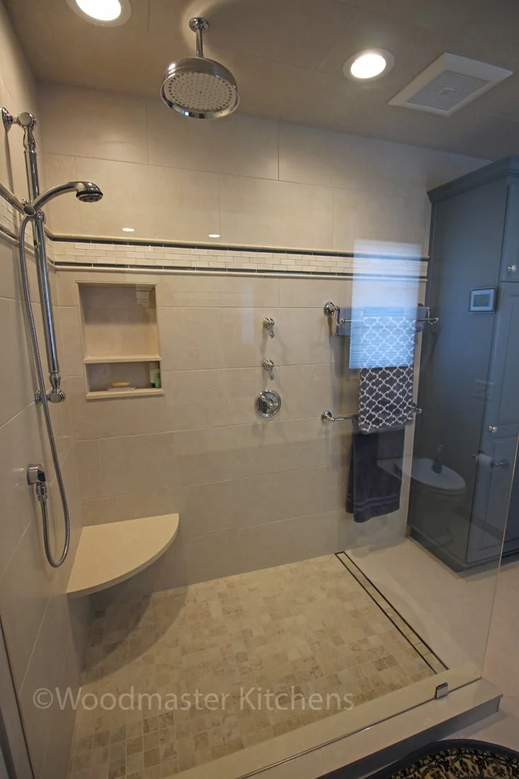 Shower with storage niche