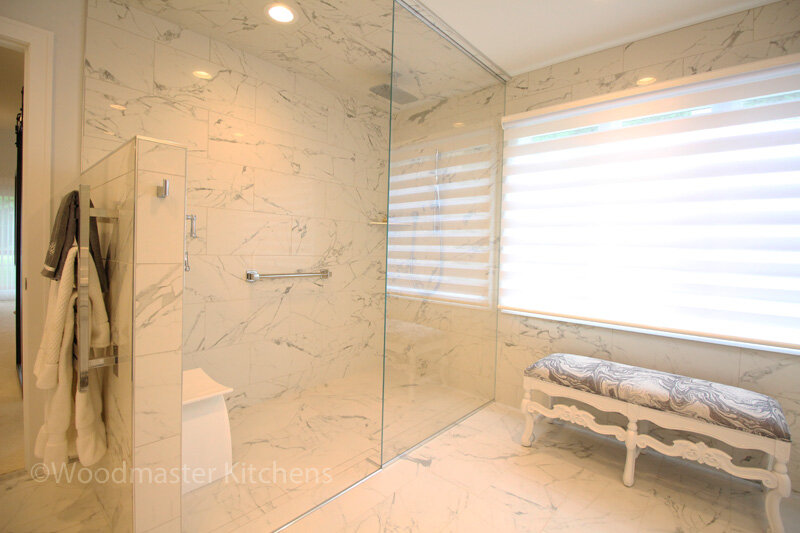 浴室设计与石英墙和地板