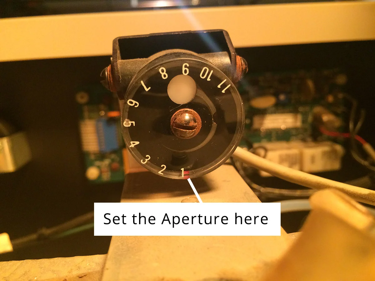 The red line is where you set the aperture to.