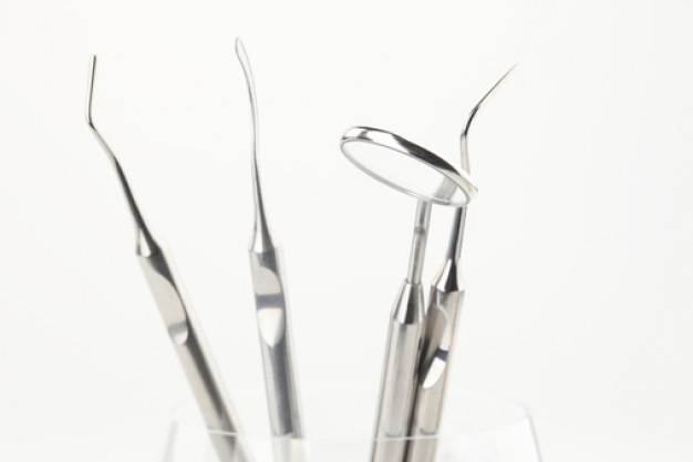 dentists--dental-mirror--mouth--teeth_3294647.jpeg