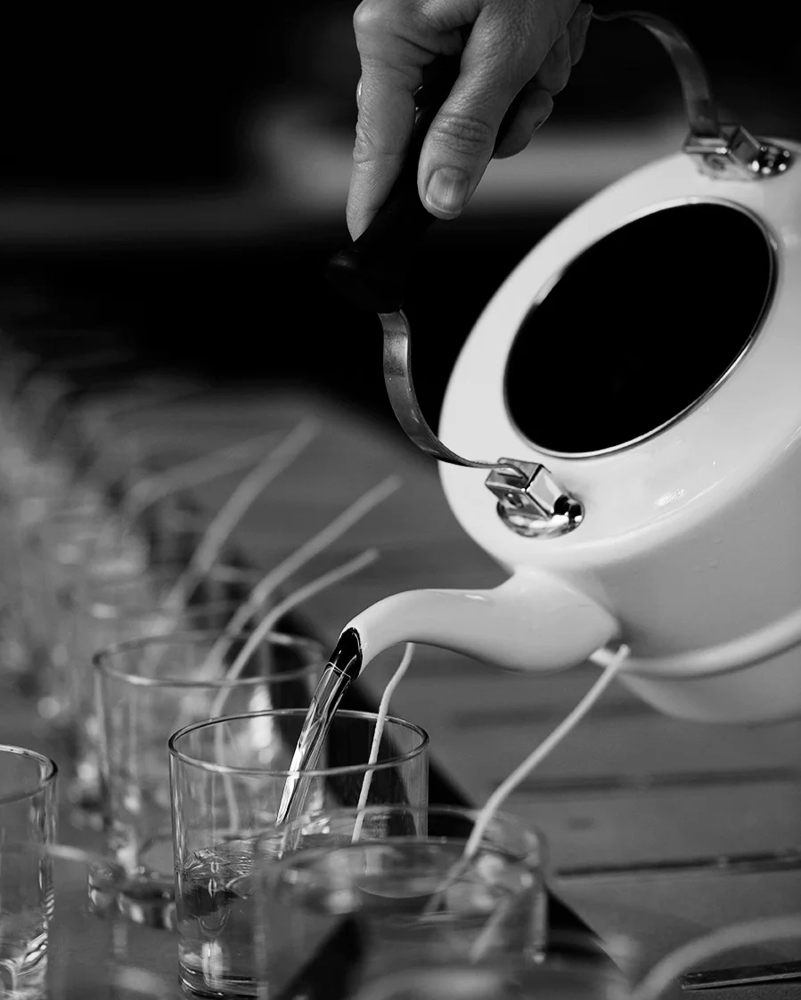 BH20140131_Handpooring_0043-BW.jpg