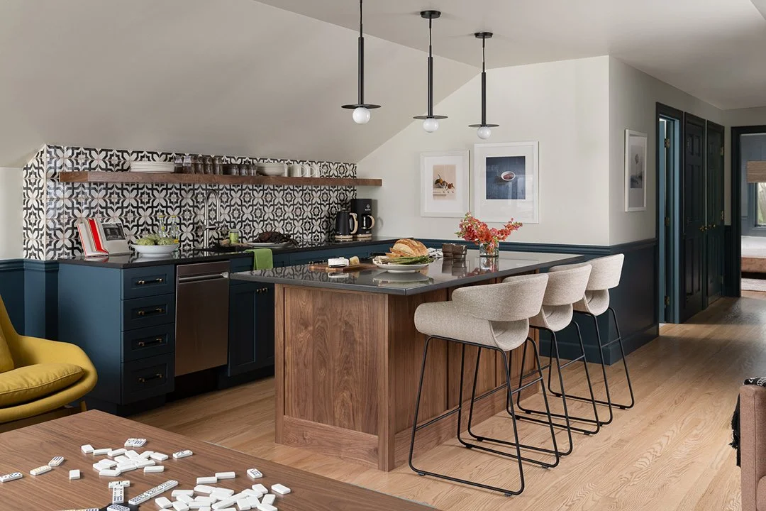 a-good-vintage-kitchen-tile-pattern-backsplash-counter-stools.jpg