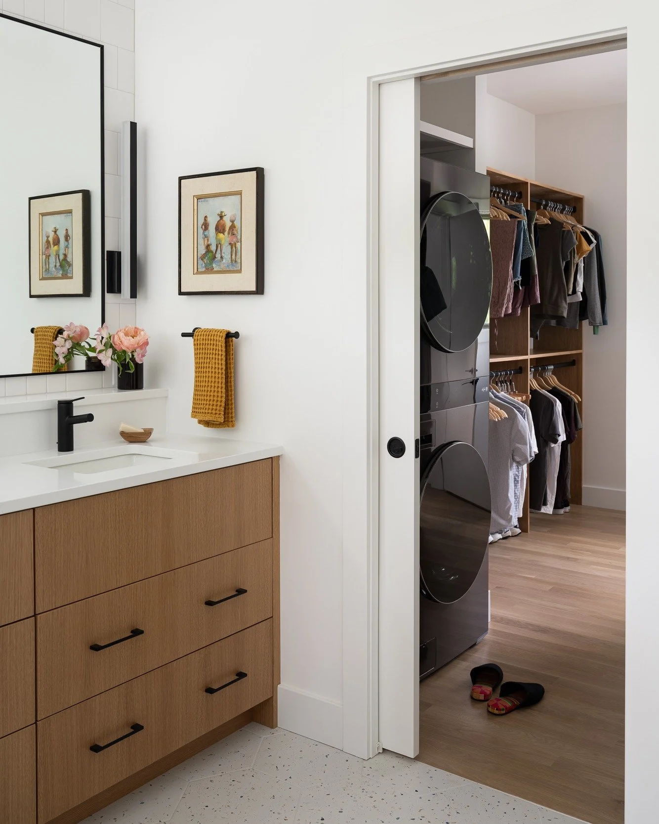 We do a lot of warm and dark but honestly, there's nothing not to love about light and bright. 

#susanyeleyhomes #loveyourhome 

📷 @sarahshieldsphoto 
🔨 @anderson_builders_llc 

##bathroomdesıgn #customcabinetry #architecturaldesign #customhome #i