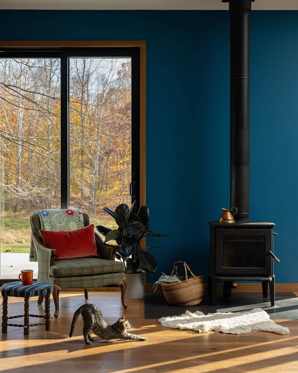 Ok, ok. The winter sun is slanting and the wood stove is pumping out heat. You may all start playing Christmas music now.

Living room shots from #rainbowinthewoods for this last weekend before Thanksgiving.

 #loveyourhome #susanyeleyhomes 

📸 @sar