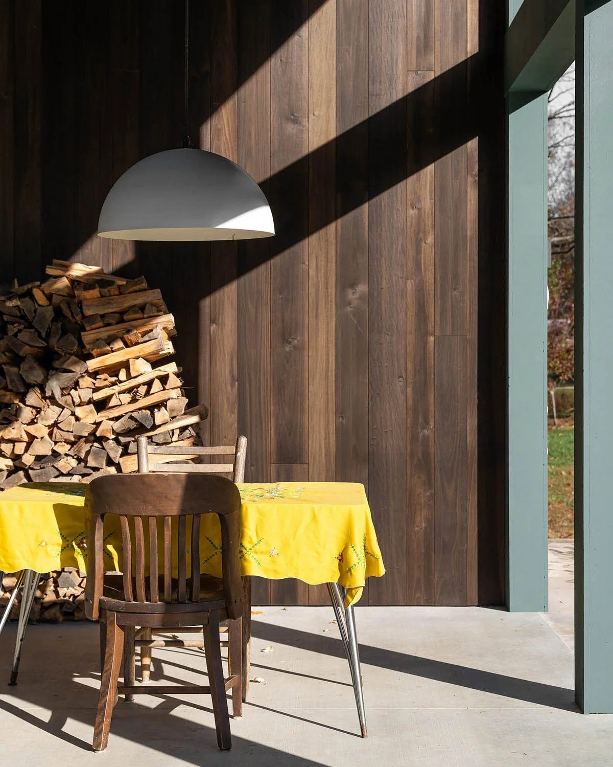 Our advice for Black Friday: Always, always go for the mismatched vintage chairs.

 #susanyeleyhomes #loveyourhome 

📸 @sarahshieldsphoto 
🔨🏠 Rusty Peterson Construction

#residentialdesign #residentialarchitecture #indianahomes #customhome #midwe