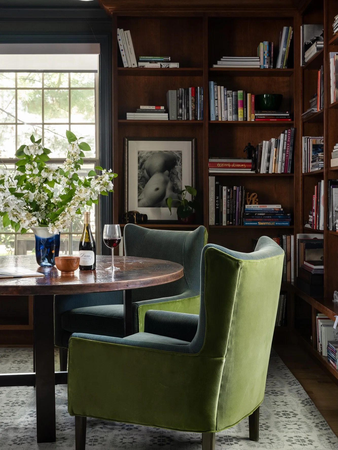 When was the last time you lost track of time in a good arm chair with a good book? #goals 

#susanyeleyhomes #loveyourhome 

#bloomingtonindiana #midwesthome

Photography @sarahshieldsphoto 
Builtins @stollswoodworking 
General contracting @lorenwoo