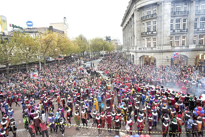 Pics of the 500 people dressed up on Nov 17. This photo is sourced from http://www.sintinamsterdam.nl/kinderen/fotos/ the documentation of the holidays festivities.