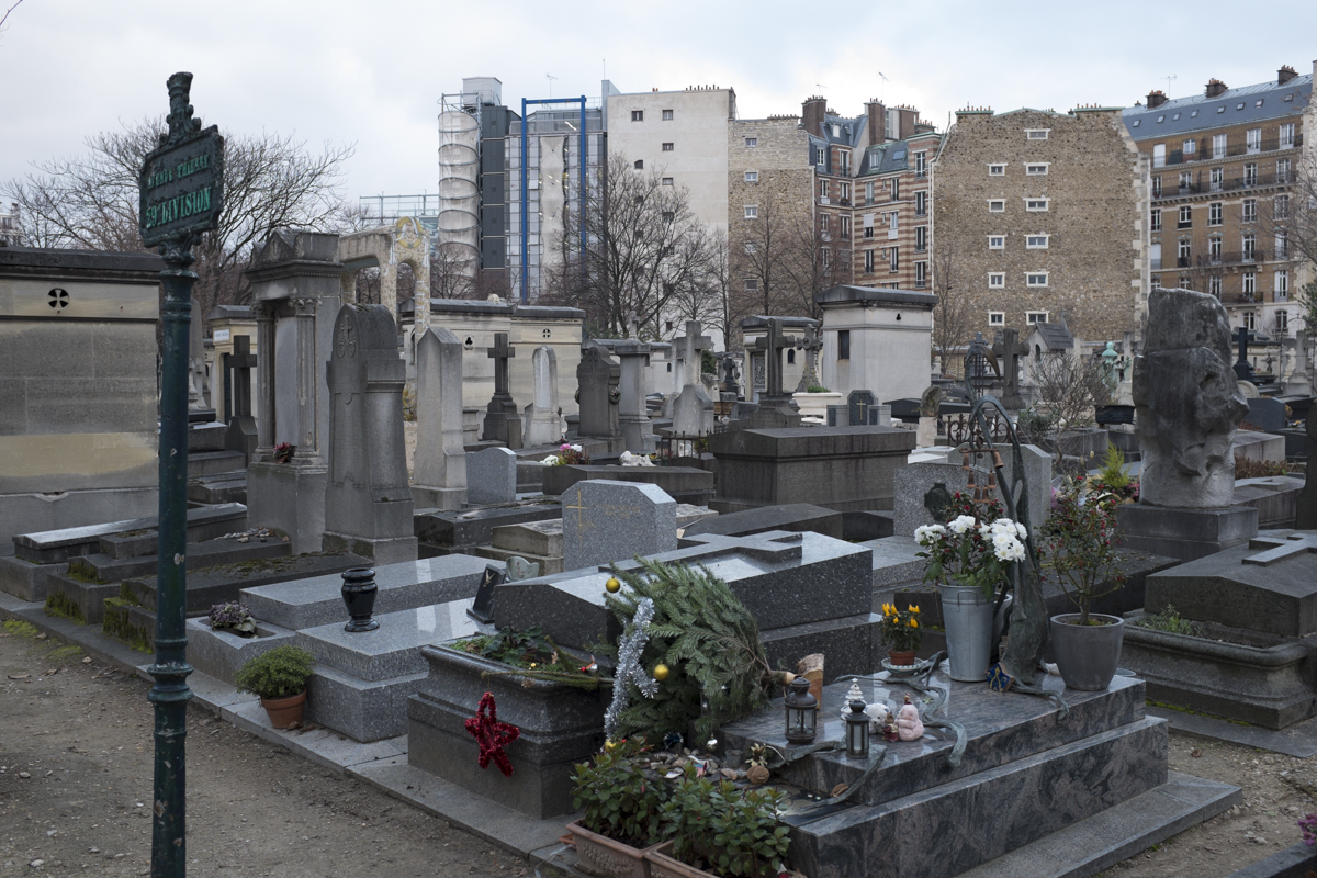 The cemetery is right in the middle of the city. Theres probably like over 150 writers artists and intelligentsia buried here.