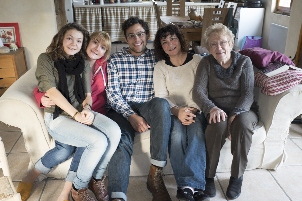 Parting pic, me alongside 3 generations of Anaïs' family. That's gran on the right, still going stong and driving at like 83 years.
