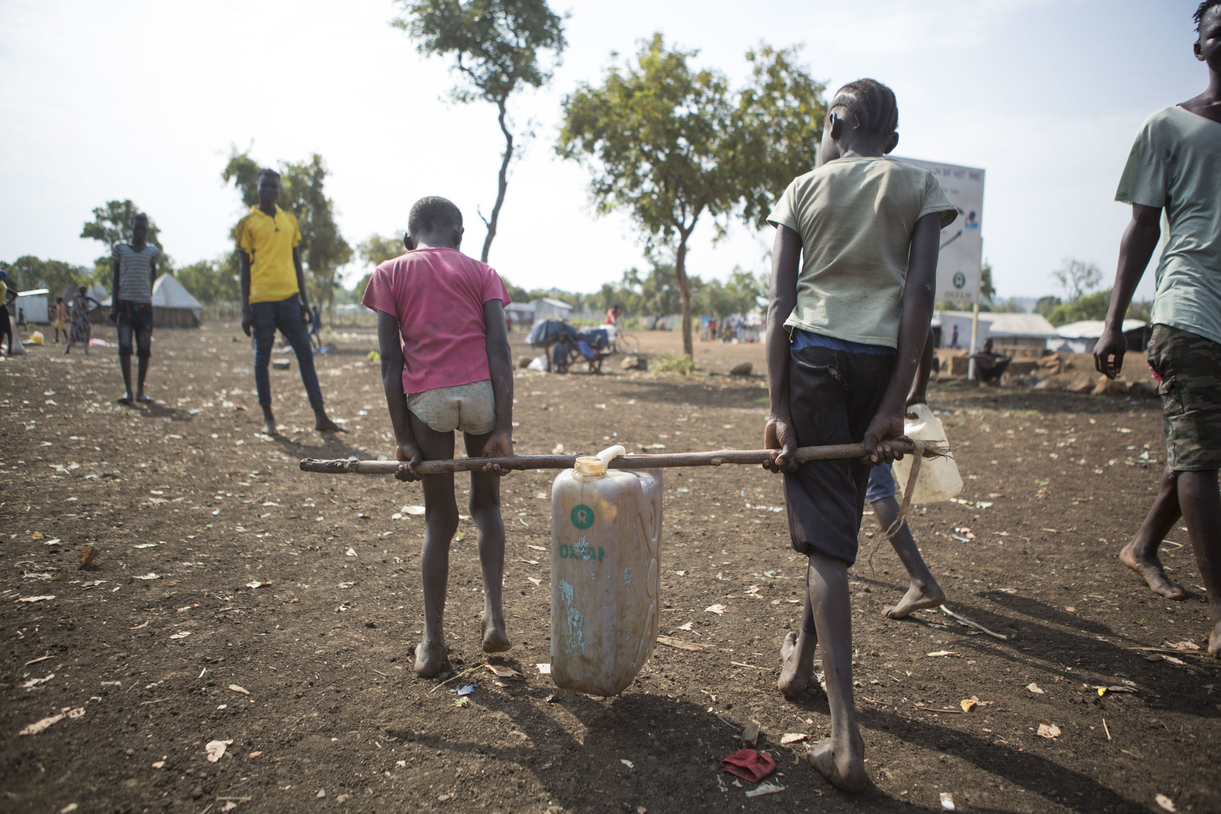  Two girls carry back a jerry can of water together in the Nguneyyiel &nbsp;refugee camp in the Gambella region of Ethiopia on 26 Nov 2017. MSF / Zacharias Abubeker 