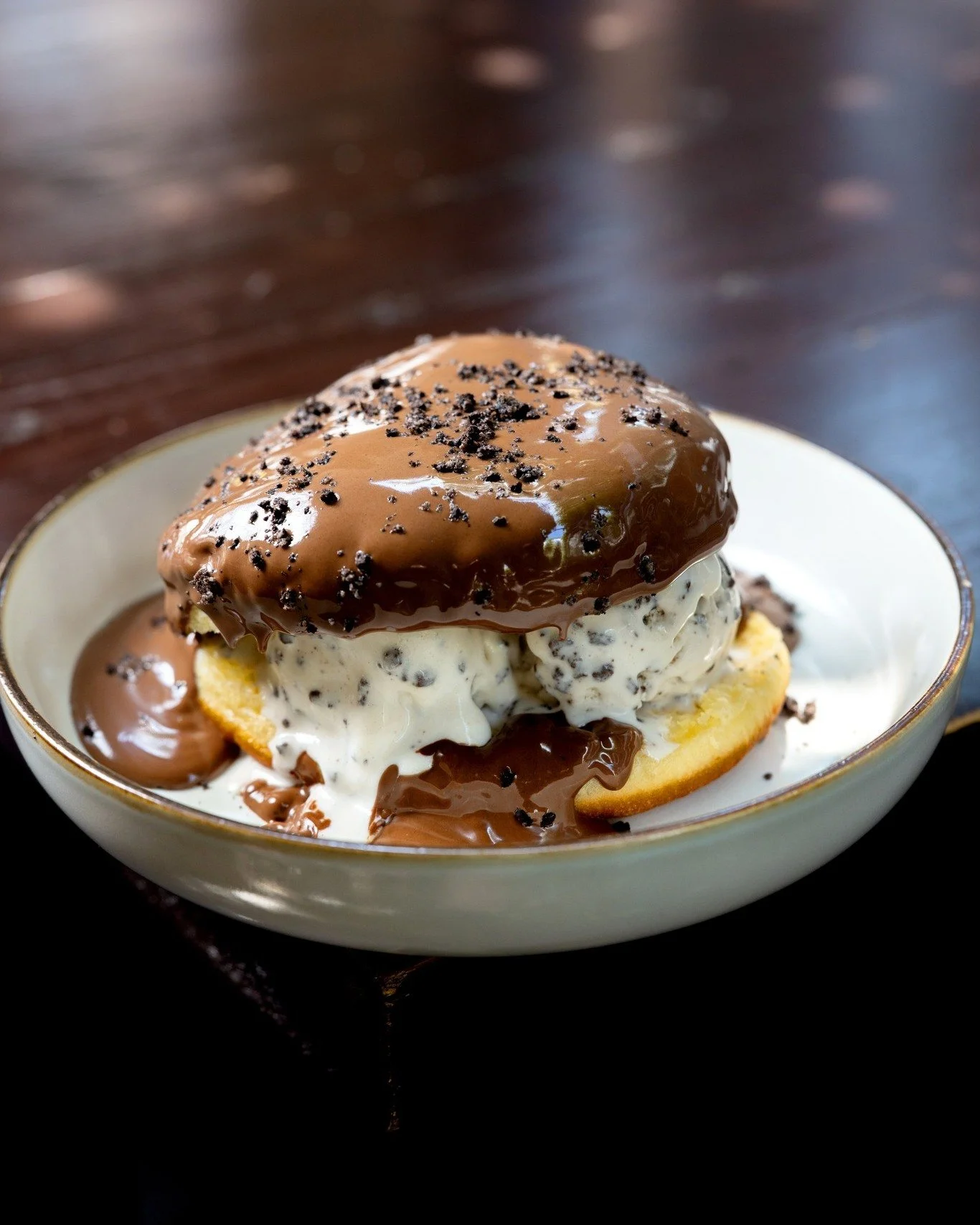 A dessert that needs no introduction ❤
The famous 'Oreo Burger' 😋

Tag your dessert buddy and tempt them to join you on your next visit!
📍 Nicosia | 📞 70006300
.
.
.
#moondogscy #dessert #SweetTreats