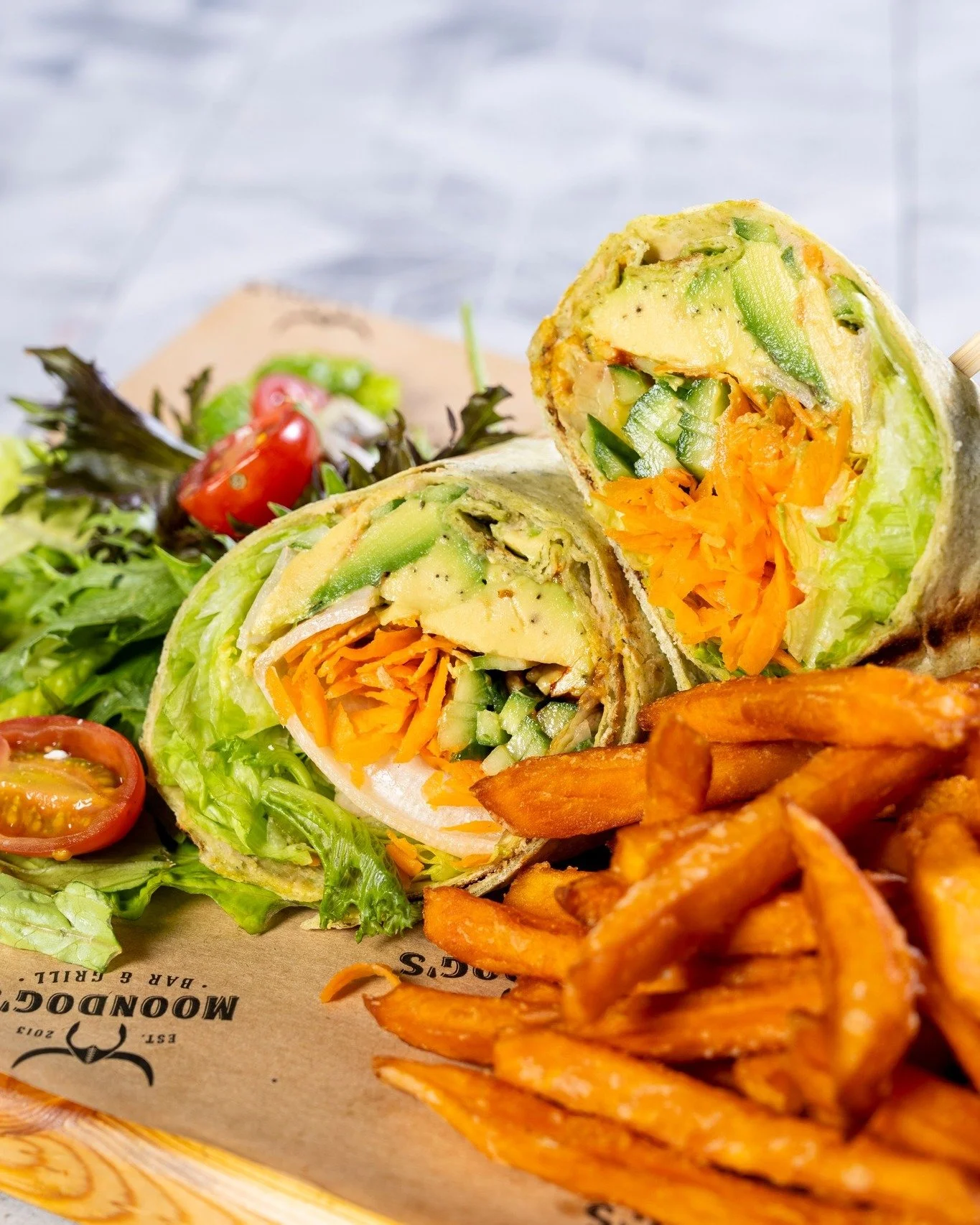 Avocado Hummus Wrap 🥑🌯
Okay&hellip; this one&rsquo;s for all the wrap lovers out there 😍

A soft spinach tortilla packed with fresh avocado, crunchy cucumber, carrot, and crisp iceberg lettuce, layered with creamy hummus and a kick of spicy srirac