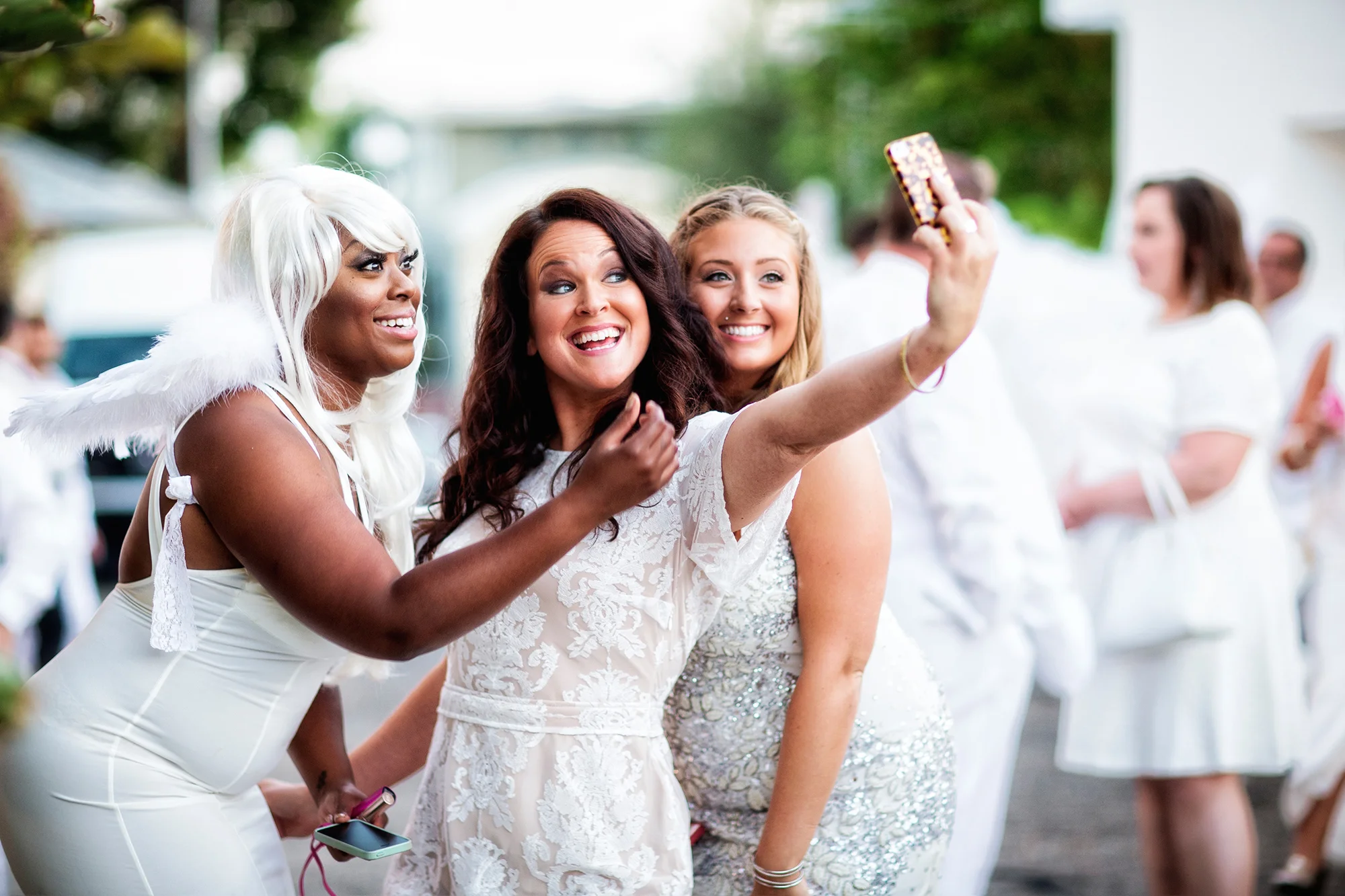 ladies-taking-a-selfie-in-the-hollywood-hills.jpg