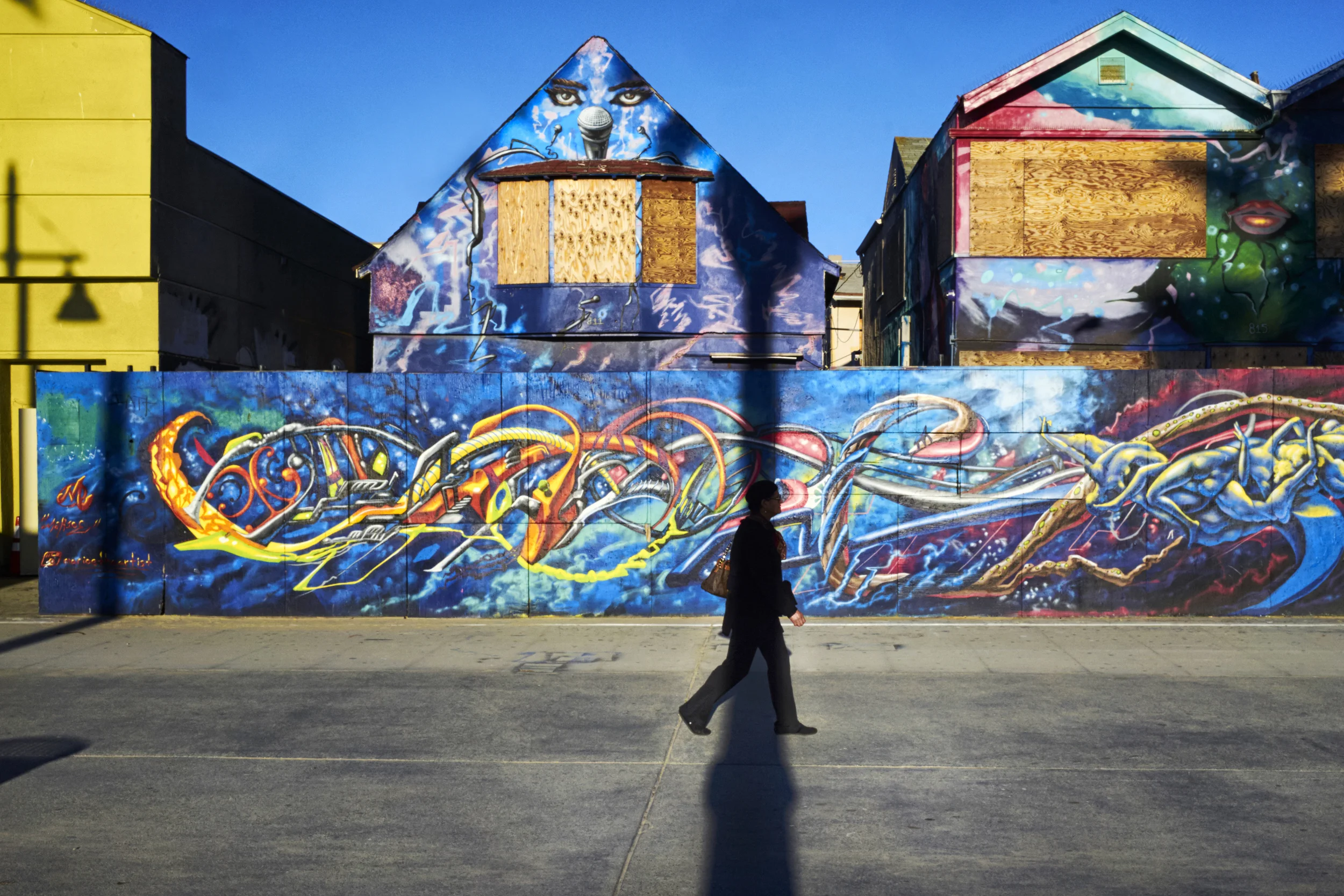 ingonito-man-walks-down-venice-boardwalk.jpg