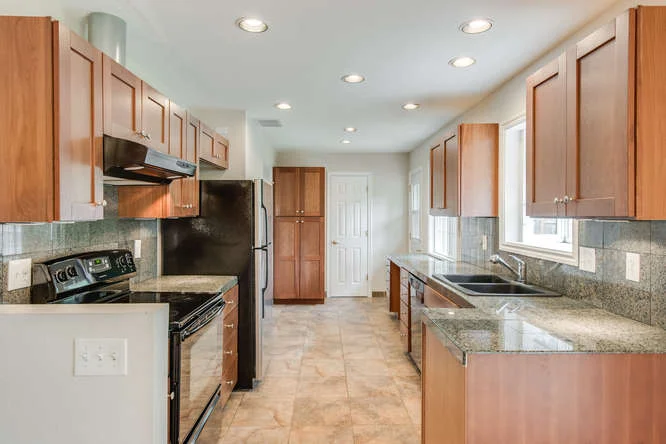 2240 SW Ecole Ave Beaverton OR-small-007-Kitchen-666x445-72dpi.jpg