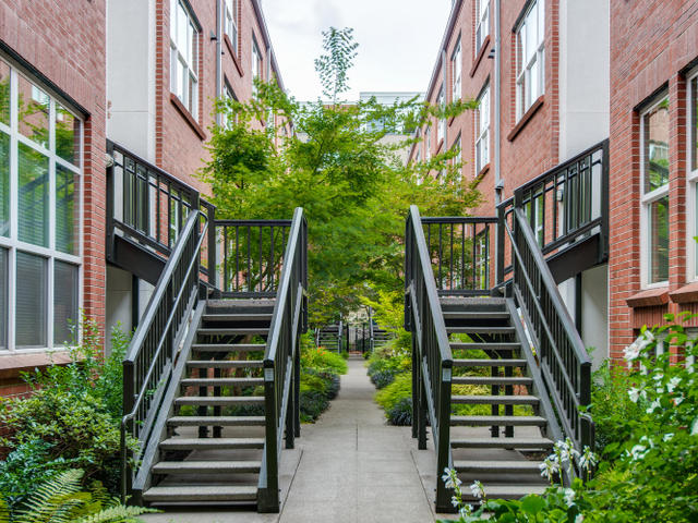 1009 NW Hoyt St Portland OR-MLS_Size-003-Courtyard-640x480-72dpi.jpg