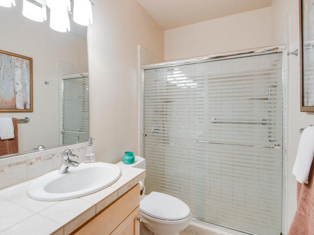 1009 NW Hoyt St Portland OR-MLS_Size-015-Bathroom-640x480-72dpi.jpg