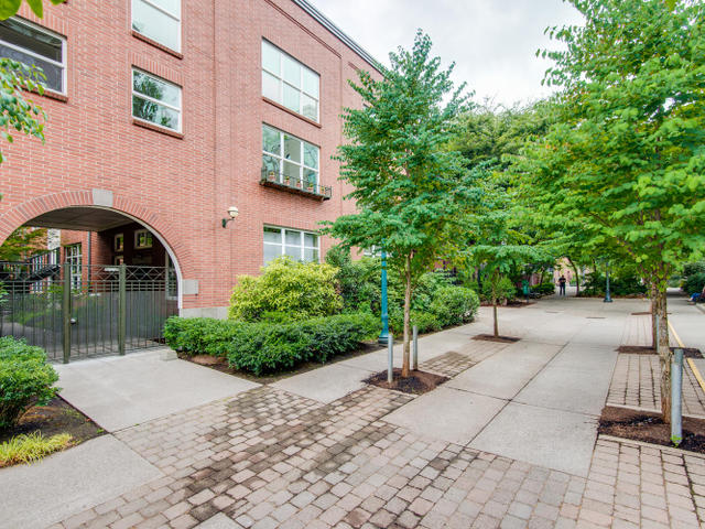 1009 NW Hoyt St Portland OR-MLS_Size-018-Courtyard-640x480-72dpi.jpg