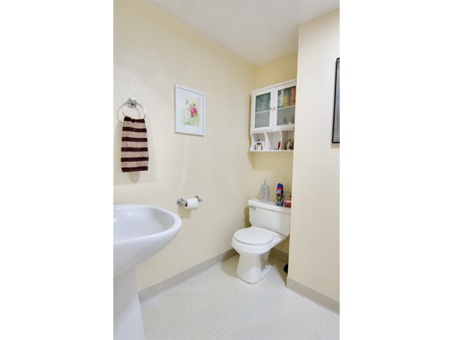 2nd bathroom.jpg