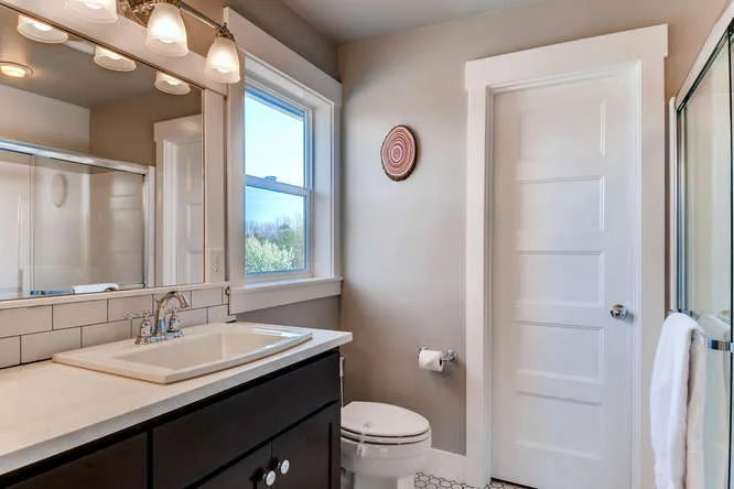 9578 N Burr Ave Portland OR-small-021-10-2nd Floor Bathroom-666x444-72dpi.jpg