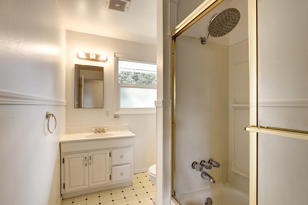 SE139th-036-Edit-Bathroom.jpg
