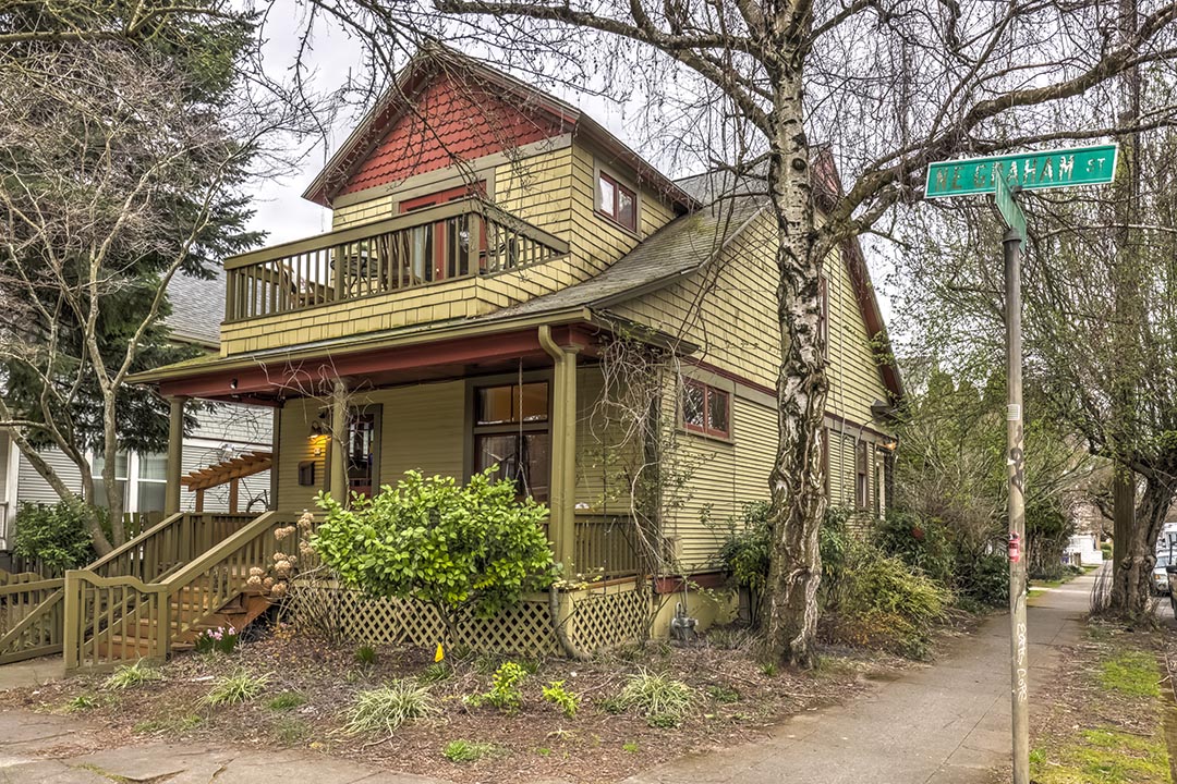 89 NE Graham St-4.jpg