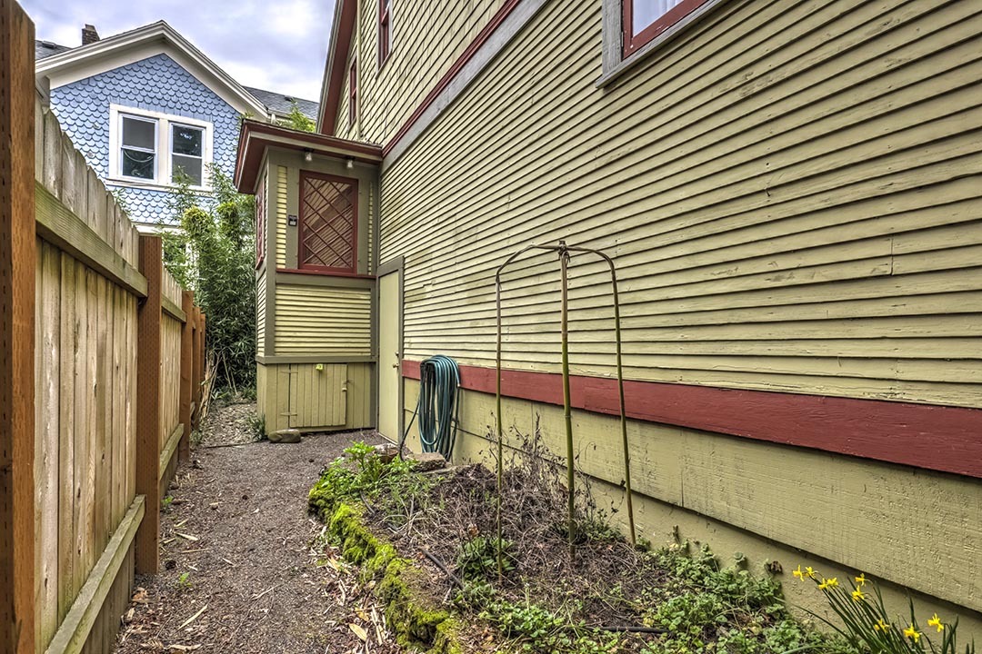 89 NE Graham St-28.jpg