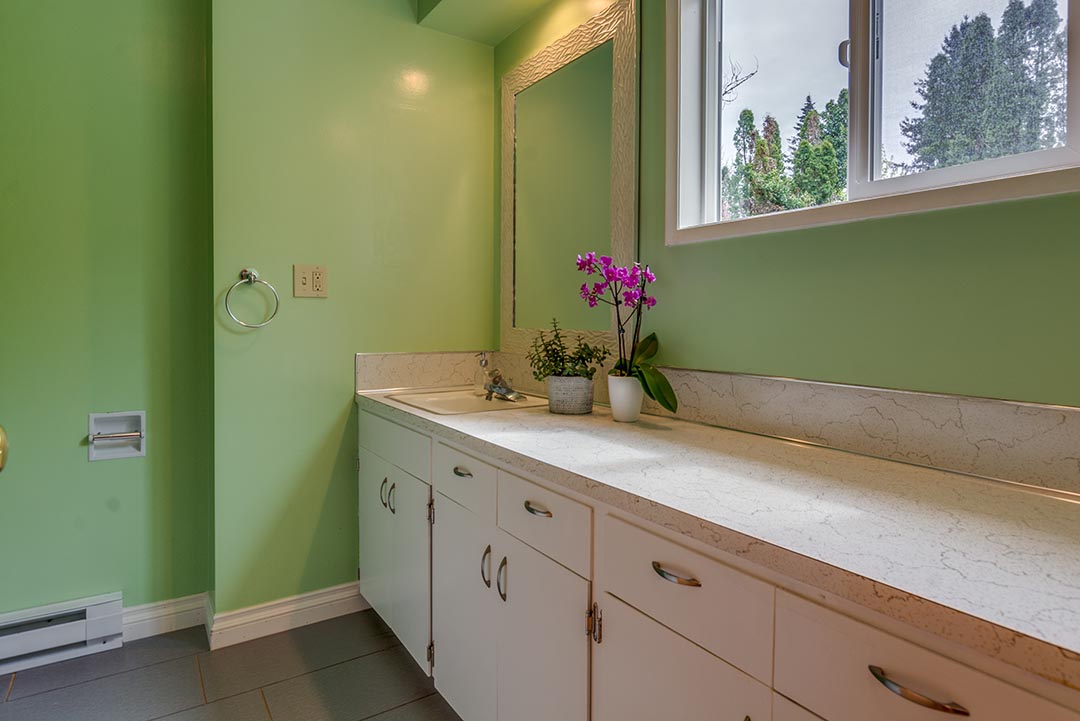 12-bathroom2.jpg