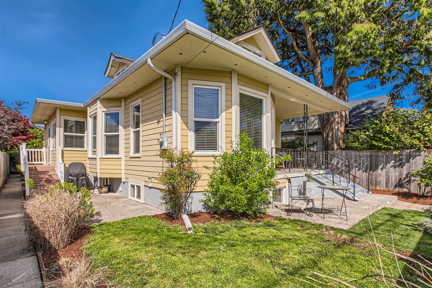 4025 SE 64th Ave - Web Quality - 011 - 05 Front Patio.jpg