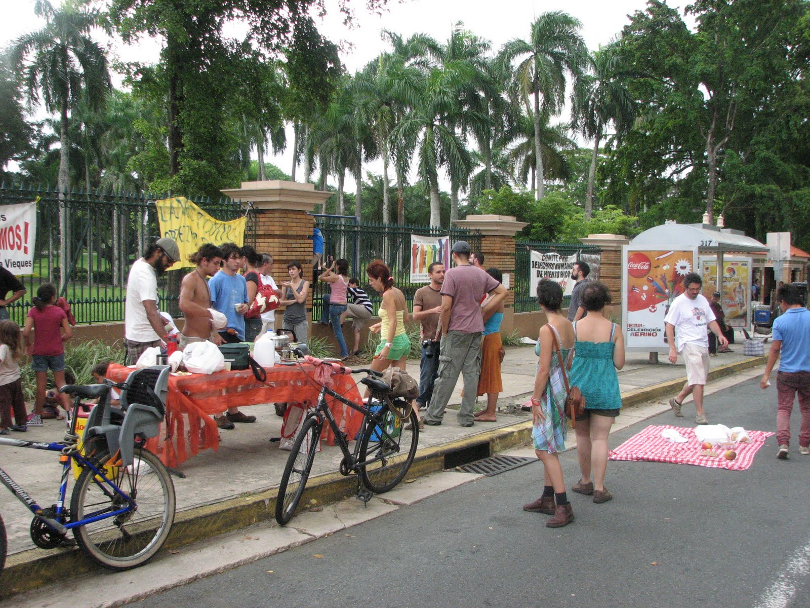 Desayuno Calle #17, 2010. Public breakfast in front of the University of Puerto Rico gates in solidarity to the student strike movement against budget cuts and an increase in tuition fees.