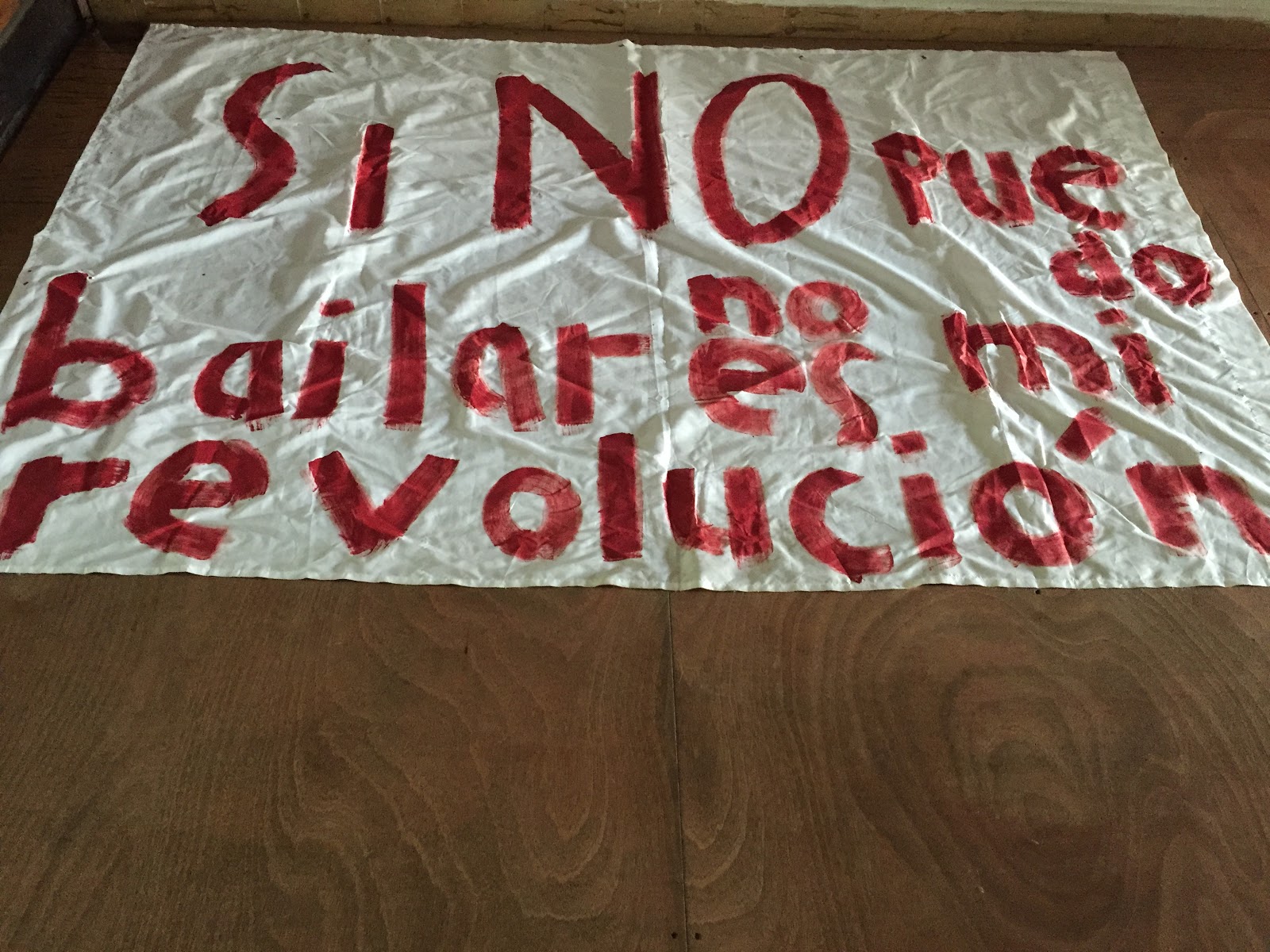 marzo 2017. en preparación al #ParodeMujeresPR autogestión y documentación en PISO Calle Estrella. Banner reads "Si no puedo bailar no es mi revolución" which stands for: If I cannot dance it is not my revolution. If it is not feminist and intersectional it is not my revolution