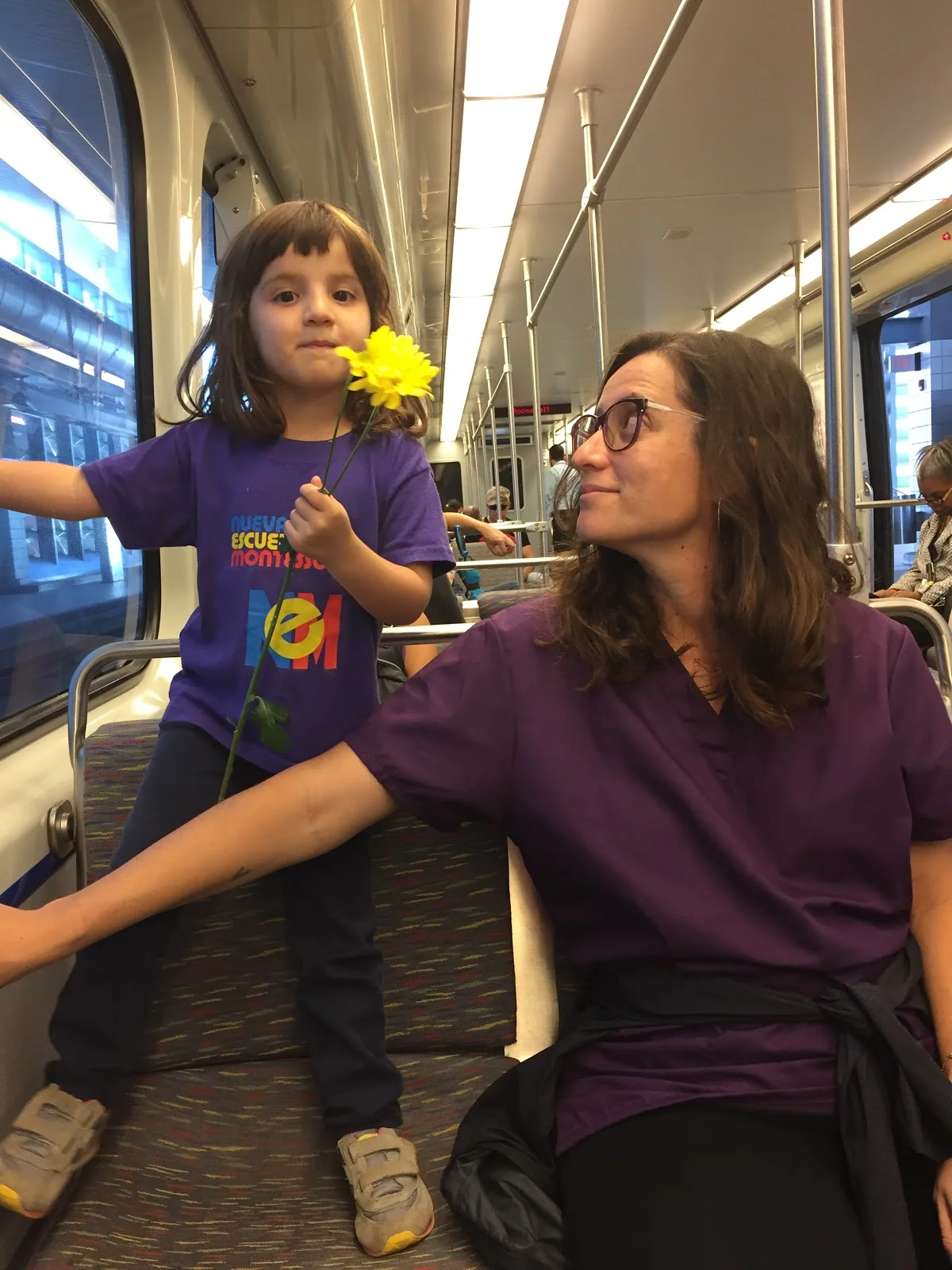 8 marzo 2017. #cuerpoyciudad #mujeresyciudad documentación en Tren Urbano, Puerto Rico on the way to #ParodeMujeresPR colaboradora Andrea Bauzá y su hija Elena. Por ellxs luchamos en el ahora.